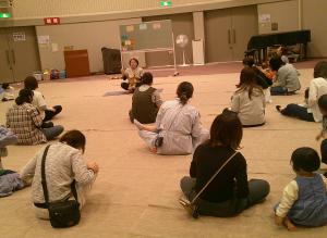 おやこっこらんど   キッズヨガの様子