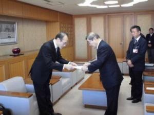 あり方検討委員会 提言書を市長に提出する画像