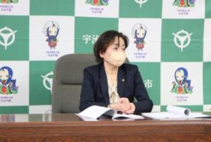 記者発表を行う松村市長