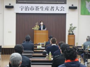 宇治市茶生産者大会で祝辞を述べる松村市長