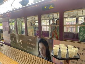 ラッピング電車と水出し