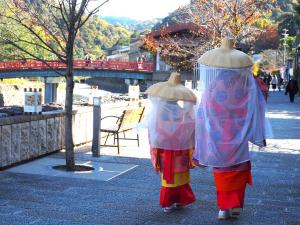 平安装束を着た親子の後ろ姿