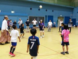 蹴鞠をしている様子