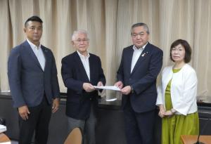 中間報告受け渡しの様子